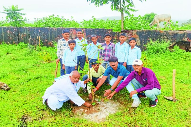 विद्यालय परिसर में रोपे पौधे, पर्यावरण को बचाने का दिया संदेश