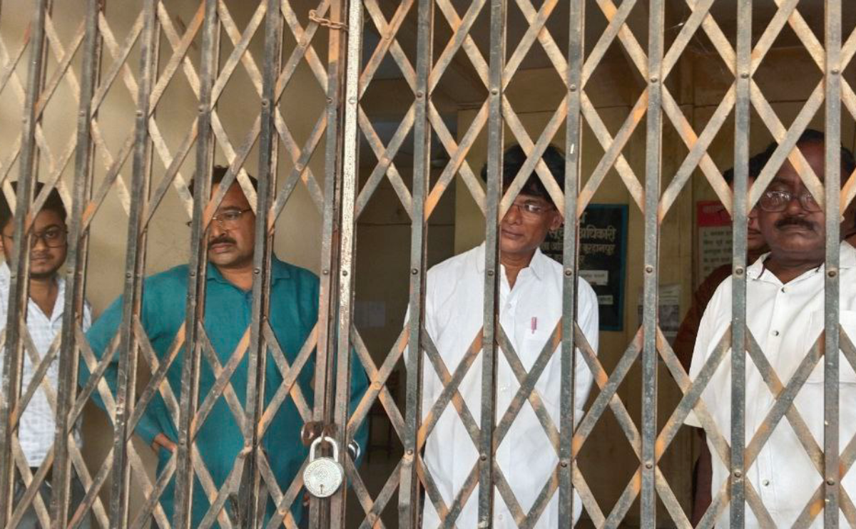 एमपी में बड़ी वारदात, अफसरों को ऑफिस के अंदर बंद कर बाहर से लगा दिया ताला