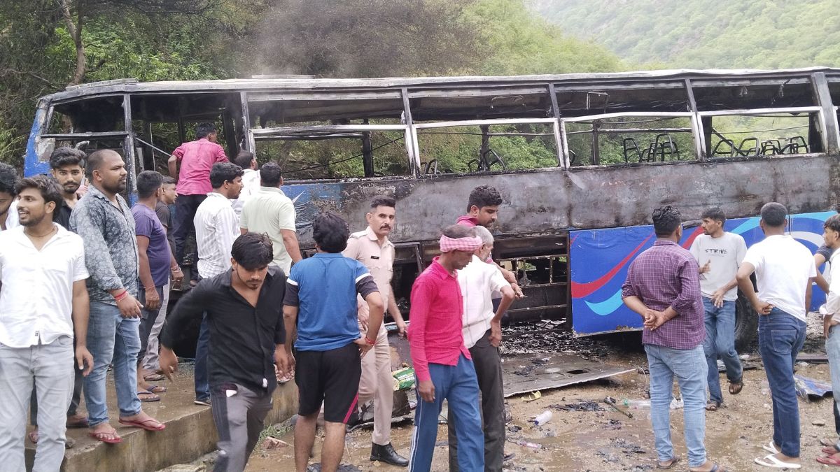जयपुर के श्रद्धालुओं से भरी बस बिजली के खंभे से टकराई… आग लगने से एक की मौत, 21
गंभीर घायल