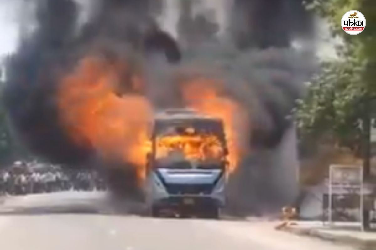 चलती बस बनी आग का गोला, डीजल टैंक फटने से खाक हुई बस, खिड़कियों से कूदे यात्री