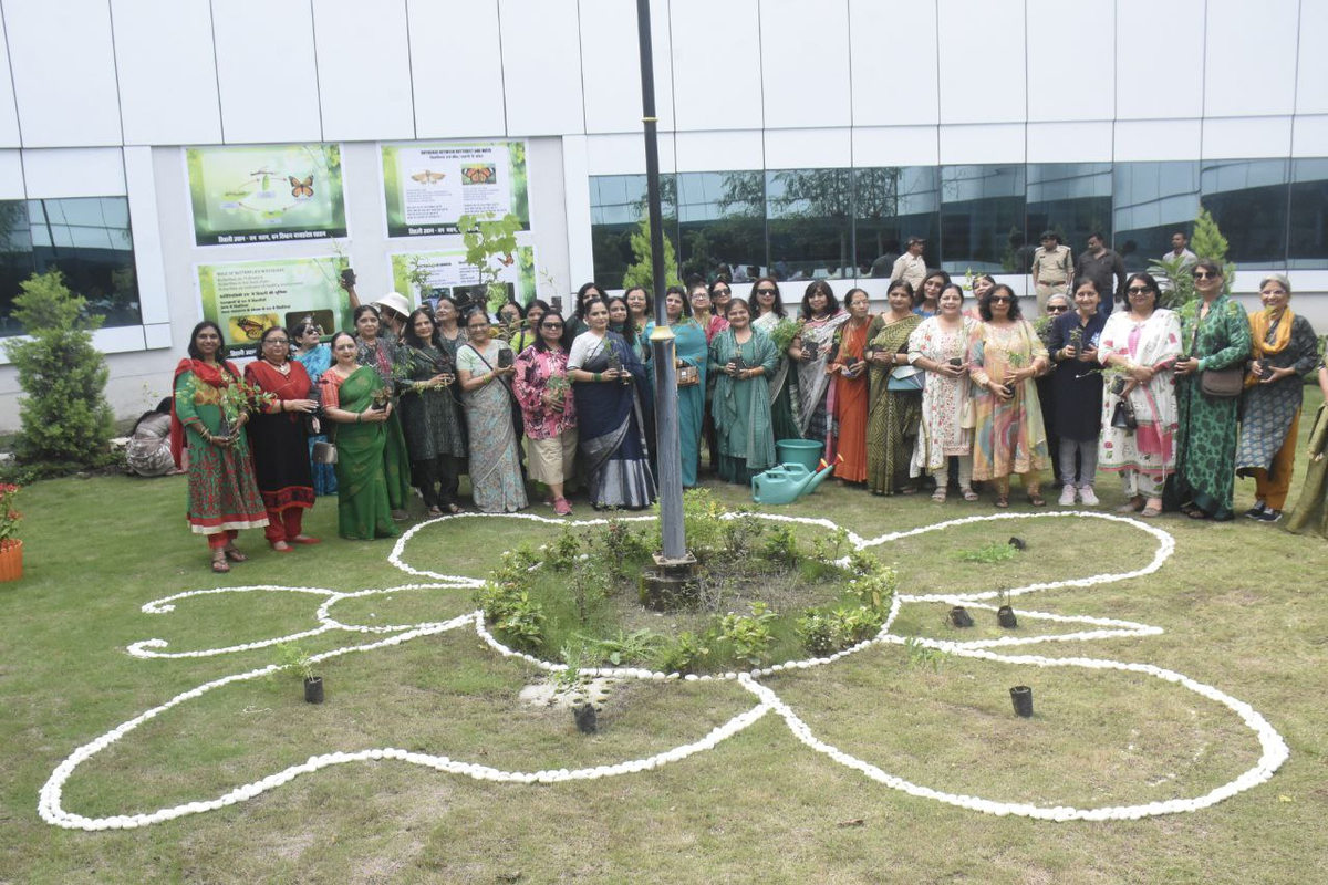 भोपाल@आज वन भवन तुलसी नगर में तितली पार्क में वन विभाग की महिलाओं ने  तितलियों
को आकृषित करने वाले पौधे लगाए और पार्क में तितलियां छोड़ी । फोटो सुभाष ठाकुर