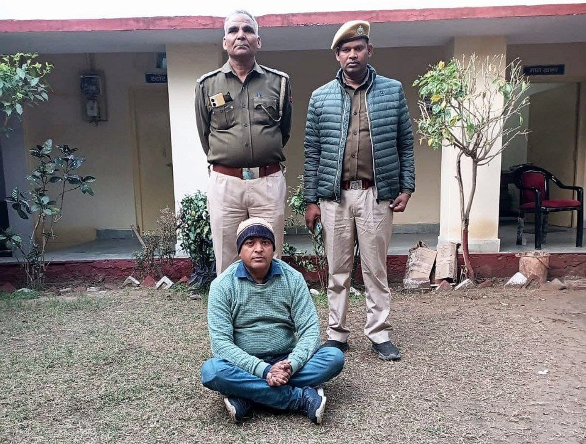 जेल गए शिक्षक को बचाने की कोशिश में जुटे अधिकारी