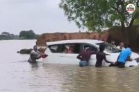 Kota a car got stuck in water 5 people including 3 women in car know how their lives were saved