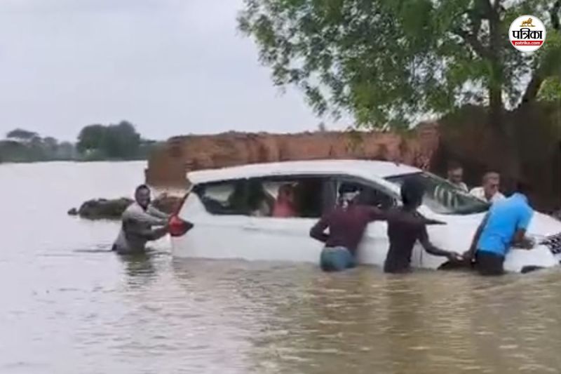 Kota a car got stuck in water 5 people including 3 women in car know how their lives were saved