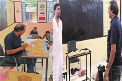 स्कूल में पढ़ाई छोड़कर बच्चों से धान की छंटाई करा रहा था शिक्षक, ऐसे खुली पोल,
VIDEO वायरल होते ही मचा बवाल - image