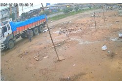 निकोल में ट्रक के नीचे लेटा युवक, दी जान - image