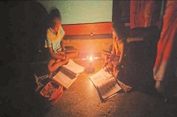 CG News: तीन लाइट जलाने पर तीन महीने का बिल 48,350 रुपए थमाया, 15 दिन पहले ही
काट दिया कनेक्शन - image