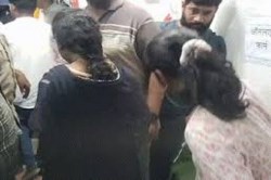 CG News: पढ़ाई का झांसा देकर पुलिसकर्मियों ने बच्चियों से कराई बंधुआ मजदूरी,
क्वार्टर में कैद बनाई नौकरानी - image