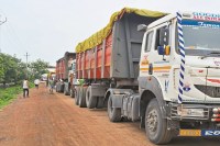 CG News: बंजारी मोड़ पर फैक्ट्री, आधी सड़क घेरकर लगा रही ट्रकों की कतार, हो चुके कई हादसे