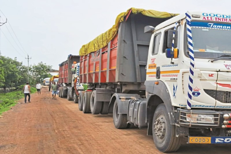 CG News: बंजारी मोड़ पर फैक्ट्री, आधी सड़क घेरकर लगा रही ट्रकों की कतार, हो चुके कई हादसे