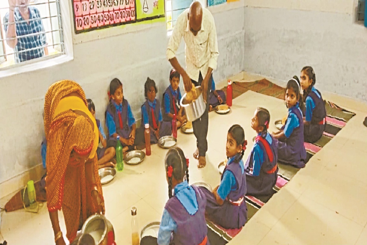 CG News: 95 वर्षीय माता का हुआ निधन तो बेटे ने लगाया एक पौधा, स्कूल के बच्चों को कराया न्योता भोज