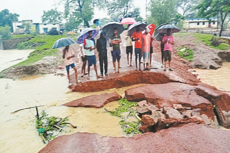 CG Monsoon: तेज बारिश से नदी-नाले उफान पर, बाढ़ से बह गई पुलिया, संपर्क टूटा आवागमन बंद