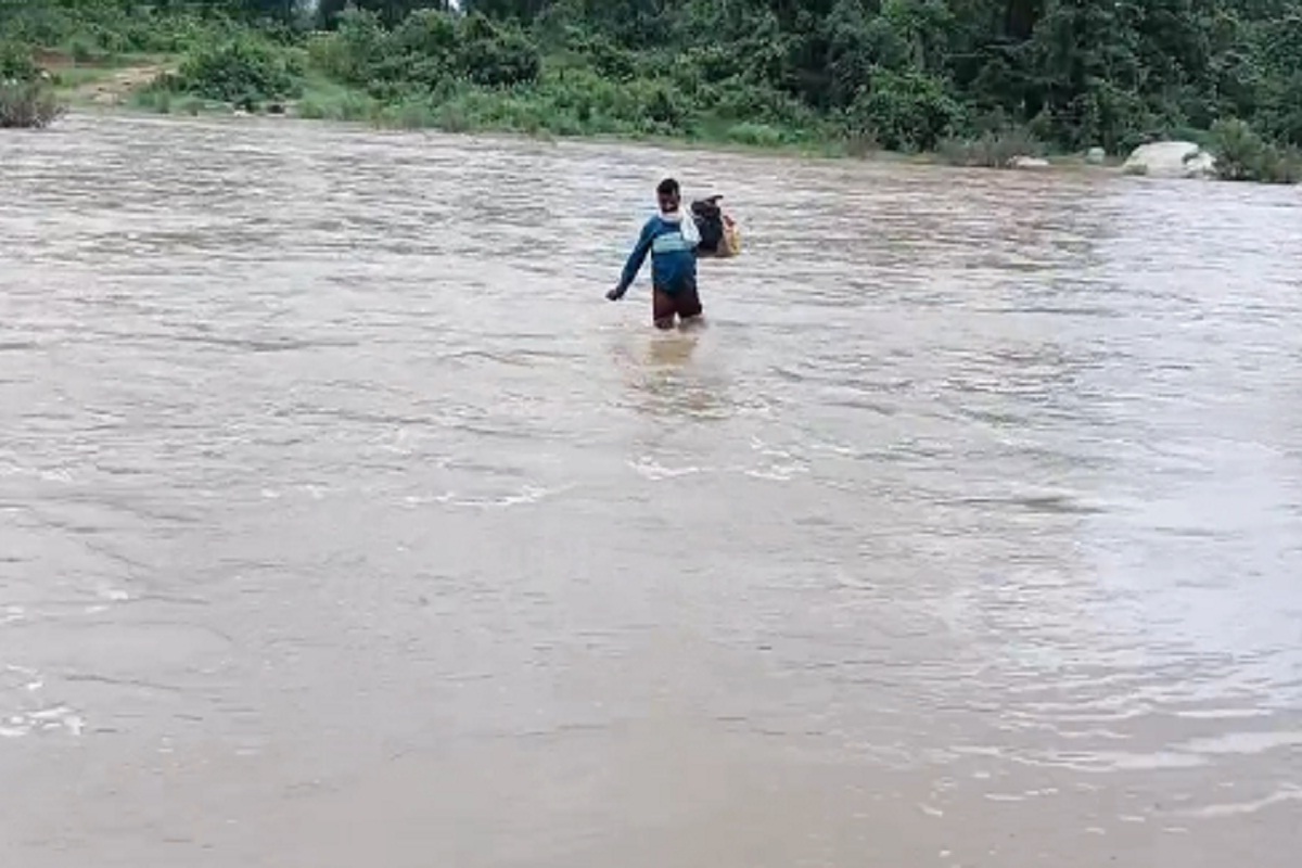 CG News: नगरी ब्लॉक के सिंदूर नदी में आई बाढ़, 5 से 7 गांव का संपर्क टूटा, देखें
वीडियो