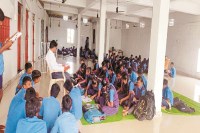 CG News: भर-भराकर कर गिरा स्कूल की छत का प्लास्टर, अब मंदिर में हो रही बच्चों की पढ़ाई,