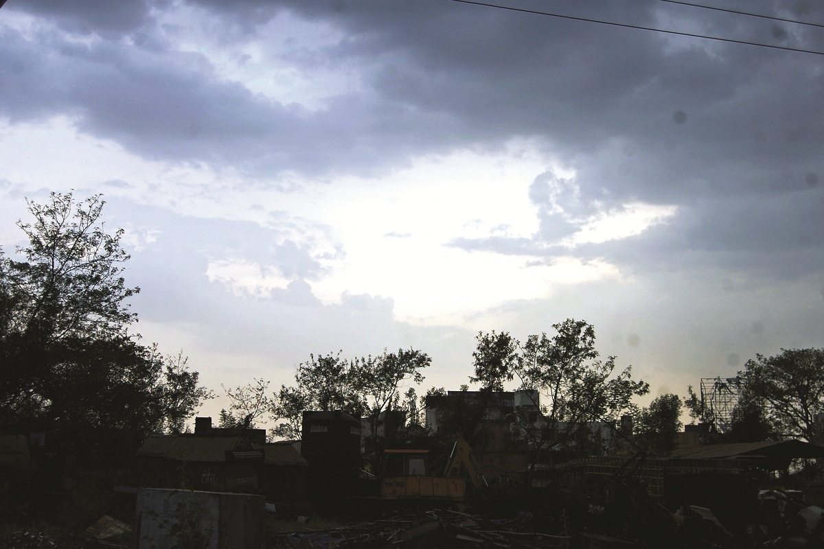 CG Weather: चार दिनों से नहीं हुई बारिश, धूप से बढ़ा उमस लोग हुए बेचैन, 34 डिग्री
के पार पहुंचा तापमान