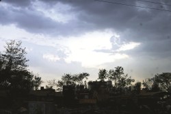 CG Weather: चार दिनों से नहीं हुई बारिश, धूप से बढ़ा उमस लोग हुए बेचैन, 34 डिग्री
के पार पहुंचा तापमान - image
