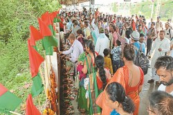 भिलाई गोलीकांड की बरसी: हजारों मजदूरों ने नम आंखों से दी 17 साथियों को
श्रद्धांजलि - image