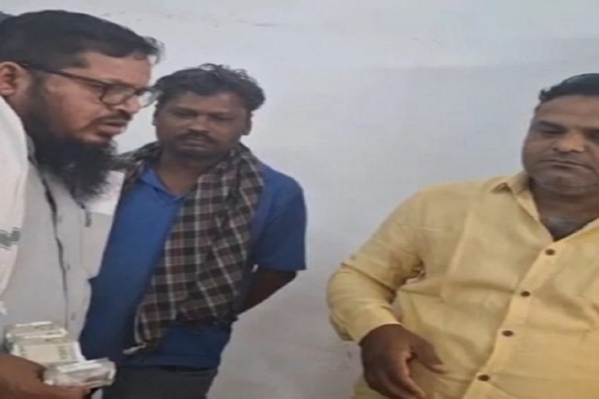CG News: 50 हजार कमीशन को लेकर इंजीनियर-ठेकेदार में तकरार, देखें वायरल वीडियो