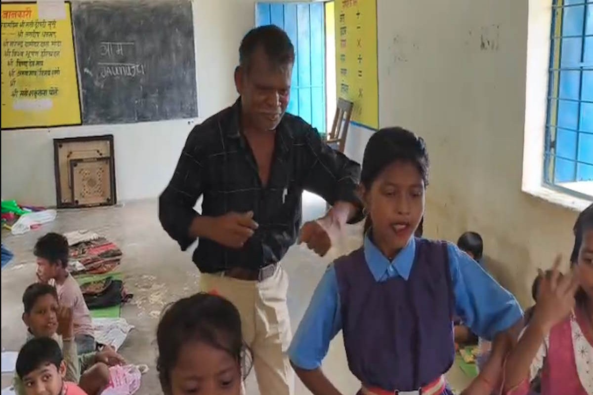 शिक्षक ने बच्चियों के साथ किया डांस