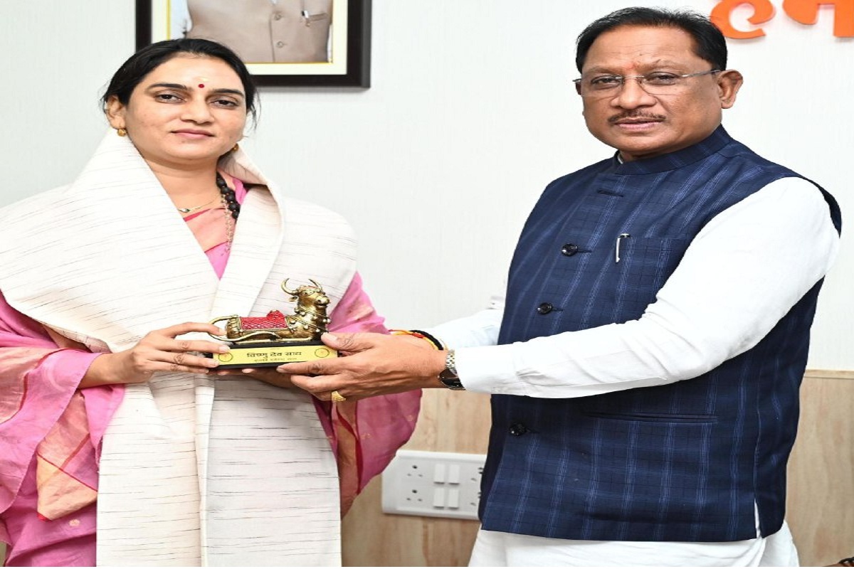 CG News: मुख्यमंत्री विष्णु देव साय ने वॉटर वुमन शिप्रा पाठक का किया सम्मान, पर्यावरण संरक्षण में है उल्लेखनीय योगदान