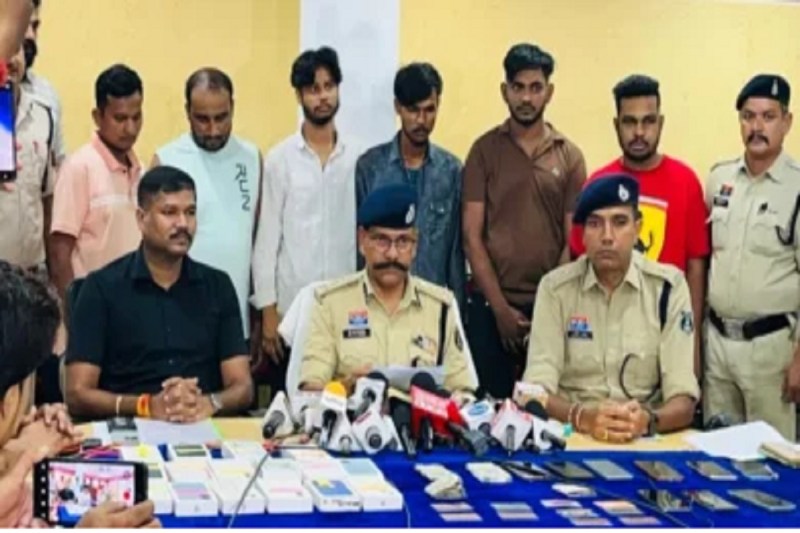 CG Crime: मोबाइल चोरी कर ऑनलाइन ठगी करने वाला गिरोह पकड़ाया, करोड़ों के ट्रांजेक्शन का खुलासा