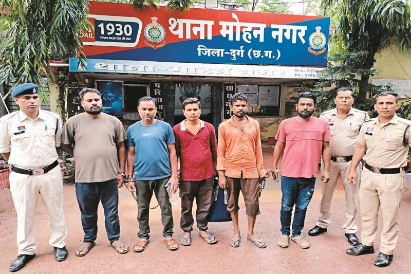 CG Crime: अंतर्राज्यीय चोर गिरोह का भंडाफोड़, दो लाख के जेवरात जब्त, 5 आरोपी गिरफ्तार