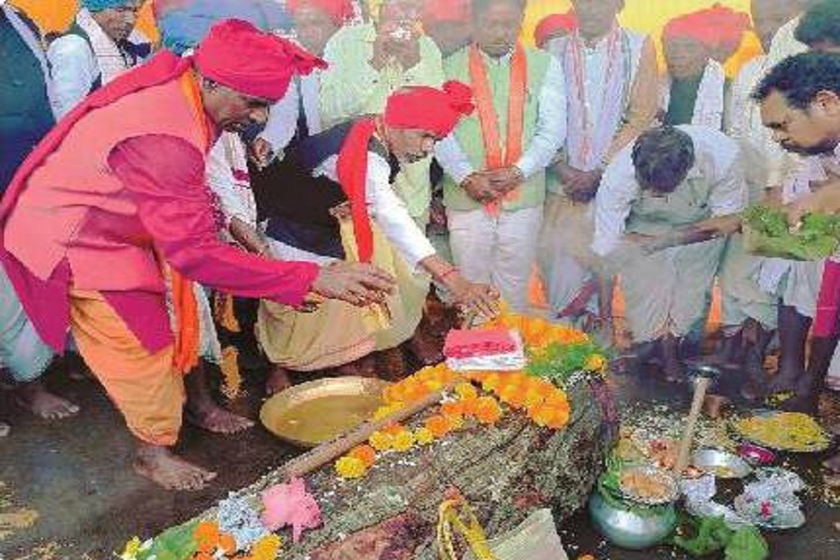 Bastar Dussehra 2025: बिलोरी के जंगल से लाई पवित्र लकड़ी, इसी से बनेंगे रथ के
औजार, 75 दिनों तक चलेंगी लोक परंपरा की अद्भुत रस्में