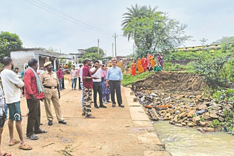 CG News: तेज बहाव वाले पुल व रपटा को पार कर रहे लोग, दो लोग बह चुके, अब तक नहीं मिला शव