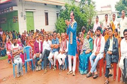CG News: शिक्षिका को हटाने विधायक के साथ तीन घंटे किया चक्काजाम, 15 दिन से नहीं
हो रही बच्चों की पढाई - image