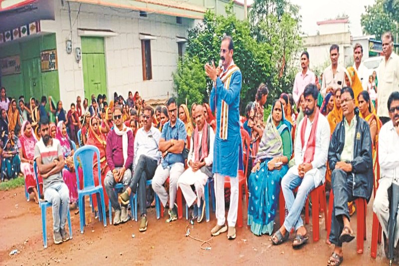 CG News: शिक्षिका को हटाने विधायक के साथ तीन घंटे किया चक्काजाम, 15 दिन से नहीं हो रही बच्चों की पढाई