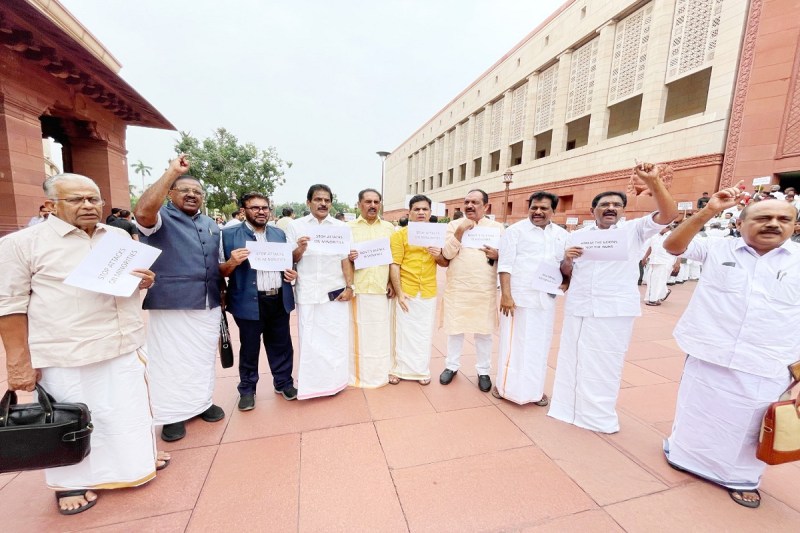 Raipur News: संसद के भीतर और बाहर फिर गूंजा ननों की गिरफ्तारी का मुद्दा, प्रियंका वाड्रा सहित केरल के सांसदों का प्रदर्शन