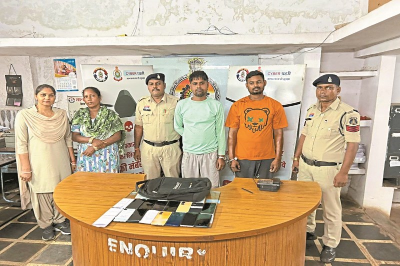 CG Crime: रथयात्रा की भीड़ में 16 लोगों की मोबाइल चोरी, एक महिला समेत तीन आरोपी गिरफ्तार