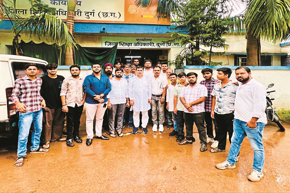 CG News: 15 दिन बाद भी स्कूलों में नहीं पहुंची किताबें, कांग्रेसियों ने किताब के
लिए घेरा डीईओ कार्यालय