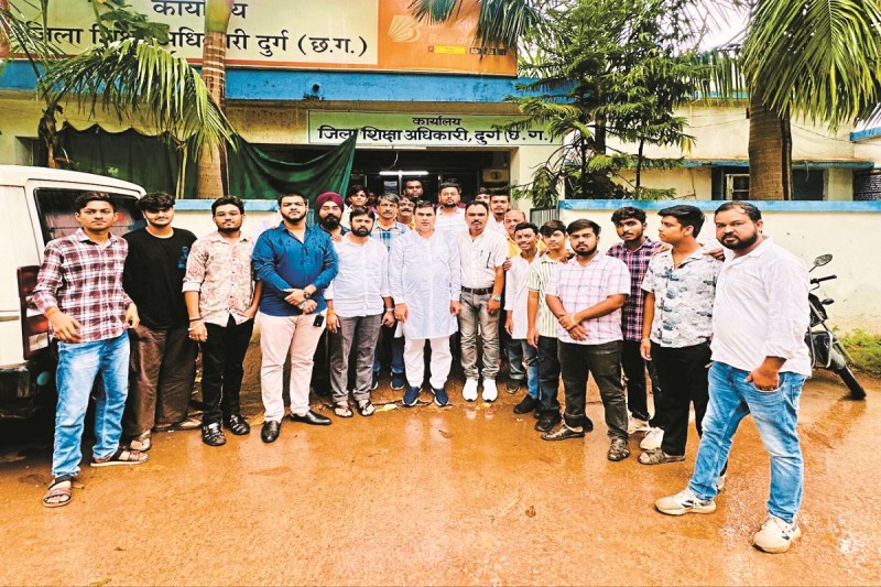 CG News: 15 दिन बाद भी स्कूलों में नहीं पहुंची किताबें, कांग्रेसियों ने किताब के लिए घेरा डीईओ कार्यालय