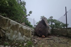 CG News: डोंगरगढ़ मां बलेश्वरी मंदिर में बड़ी घटना, सीढ़ियों पर गिरा सात फीट ऊंचा
चट्टान, बादल गरजने जैसी आई आवाज - image