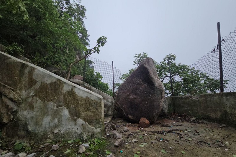 CG News: डोंगरगढ़ मां बलेश्वरी मंदिर में बड़ी घटना, सीढ़ियों पर गिरा सात फीट ऊंचा चट्टान, बादल गरजने जैसी आई आवाज