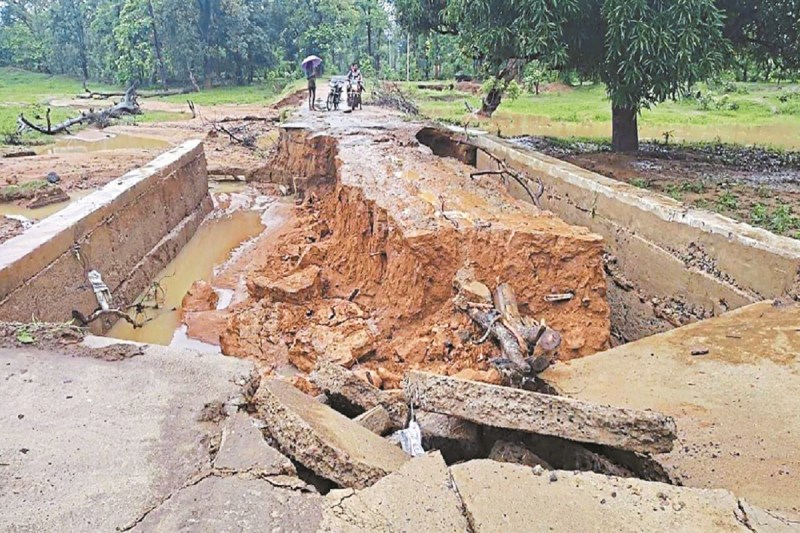 CG News: पुलिया निर्माण में बड़ी गड़बड़ी, दो साल में तीन बार टूटा, कैंप में तैनात जवान फंसे