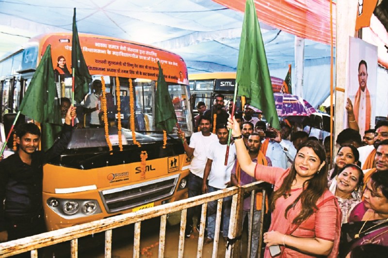 CG News: मुख्यमंत्री साय की बड़ी घोषणा, छात्राओं के लिए कॉलेज से आने-जाने 5 नि:शुल्क बसों का लोकार्पण, राष्ट्रीय राजमार्ग 130 का होगा चौड़ीकरण