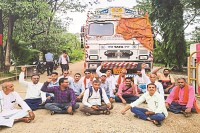 CG News: किसानों ने रोक दिया शक्कर से भरा ट्रक, दो महीने से नहीं मिला पैसा