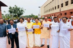 CG News: दुर्ग में दो नन की गिरफ्तारी की गूंज दिल्ली तक, संसद के बाहर केरल के
सांसदों का प्रदर्शन और नारेबाजी - image