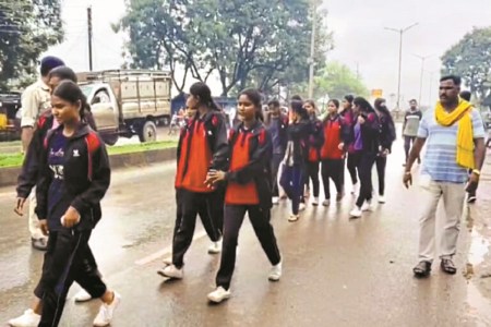 CG News: कलेक्टर से मिलने 5 किलोमीटर पैदल चले बच्चे, नाकेबंदी के बाद भी न रोक पाई प्रशासन, जानिए क्या है मामला