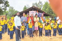 CG News: जहां नक्सली ट्रेनिंग कैंप चलाते थे, वहां बजी स्कूल की घंटी, बंदूक की
जगह बस्ता - image