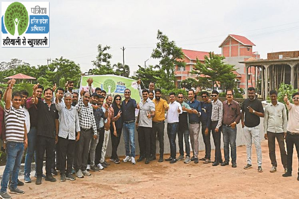 CG News: प्रोजेक्ट रॉयल एवेन्यू में पत्रिका के साथ पौधरोपण अभियान, ग्रीन वातावरण देने को आगे आ रहे युवा बिल्डर्स, देखें तस्वीरें