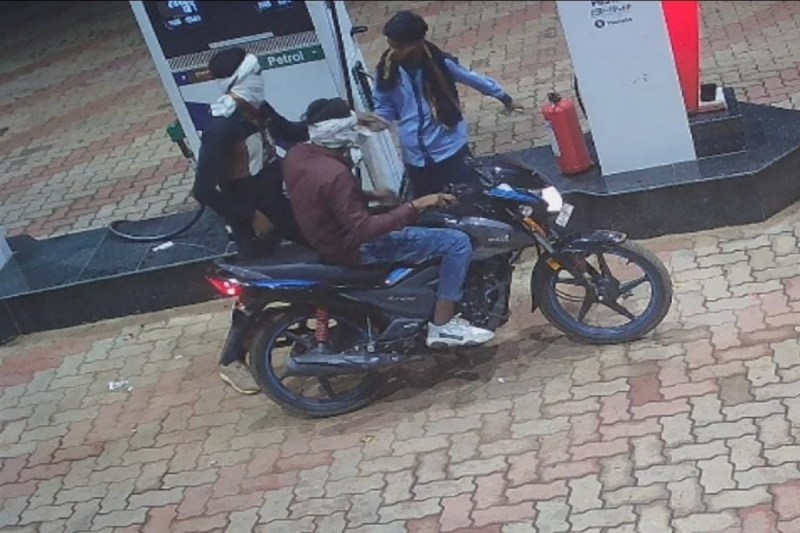 CG Crime: पेट्रोल डलवाने के बहाने पहुंचे बाइक सवार बदमाश, लूट के बाद पंप में मैनेजर की हत्या