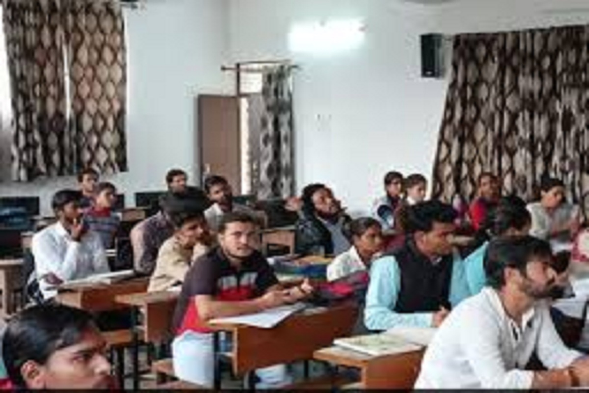 Competitive Exams: प्रतियोगी परीक्षाओं की तैयारी कर रहे युवाओं को सफलता का
मंत्र, टॉपर्स ने दिए जरूरी टिप्स