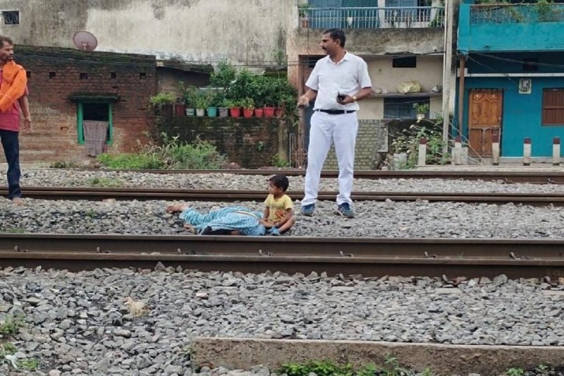 CG News: रेल लाइन पार करते समय दोनों ओर से आई ट्रेन, घबराकर नाबालिग आ गई चपेट में