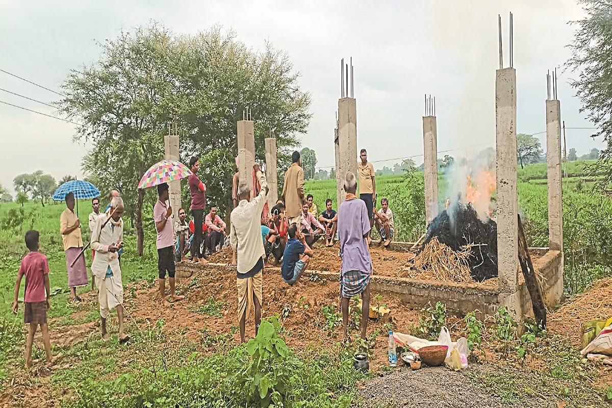 CG News: अधूरा बना मुत्क्तिधाम, बारिश के बीच खुले आसमान के नीचे अंतिम संस्कार