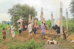 CG News: अधूरा बना मुत्क्तिधाम, बारिश के बीच खुले आसमान के नीचे अंतिम संस्कार - image