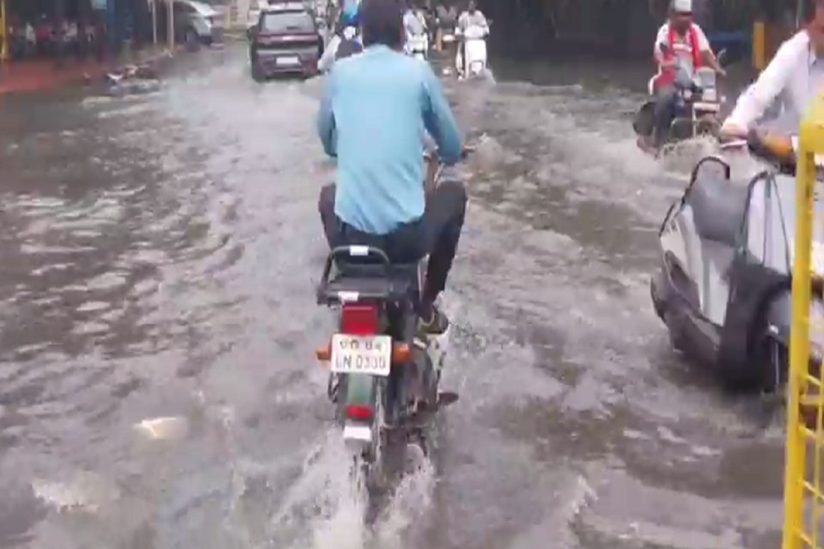 Raipur News: रायपुर में जमकर आधे घंटे तक बारिश, रोड में घुटने भर भरा पानी, देखें
वीडियो