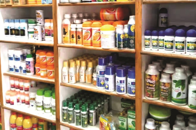 CG News: कृषि केंद्रों में बिक रही अमानक कीट नाशक दवाइयां और खाद, शिकायत के बाद भी नहीं हुई कार्रवाई